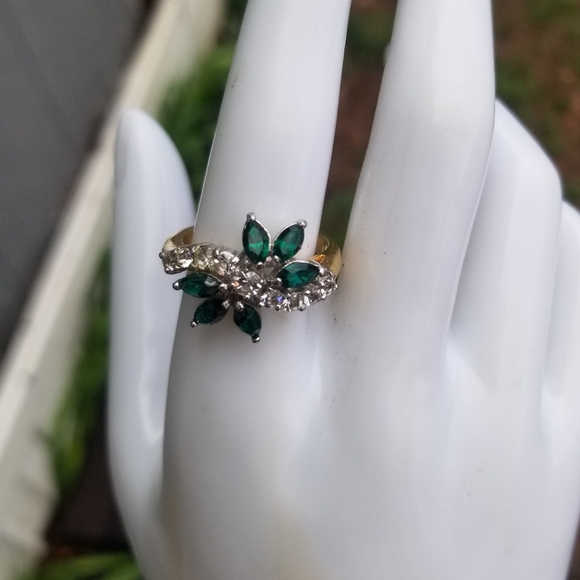 Vintage Jewelry - EMERALD GREEN & WHITE AUSTRIAN CRYSTAL FLORAL DESIGN GOLDPLATED LADIES RING